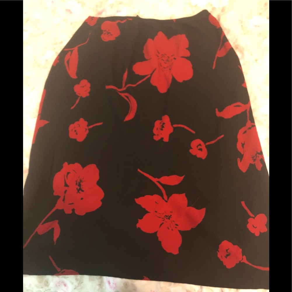 Very cute and vintage floral skirt.
